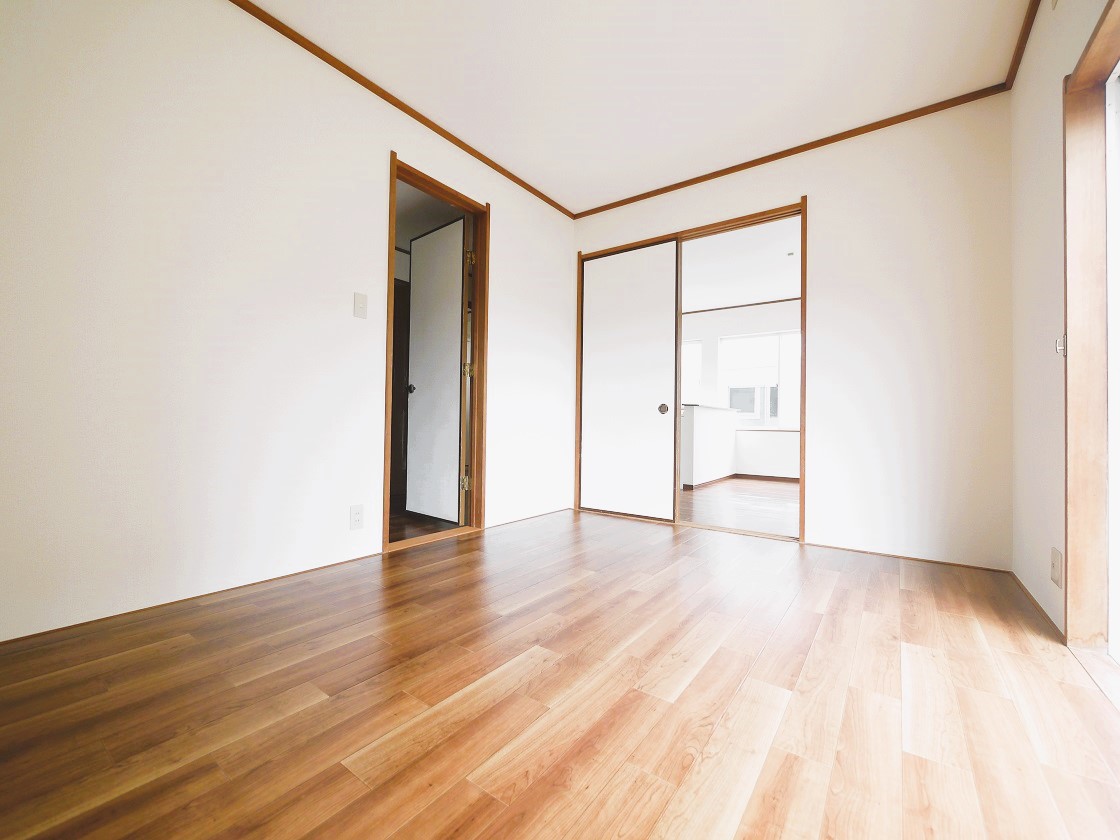 2WAYに使える6帖の洋室。仕切りを開ければリビングと一体に。閉じれば独立した洋室に。お客様の宿泊にも対応できる頼もしい空間です。