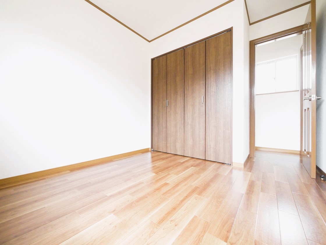 2F洋室5帖です