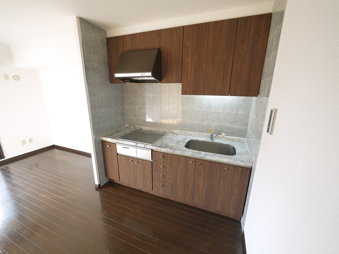 使い勝手の良い木目の美しいシステムキッチン