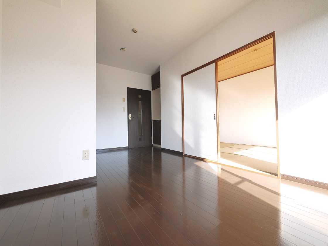 隣り合う和室を開放すれば、ひときわ広々とした空間になるダイニング