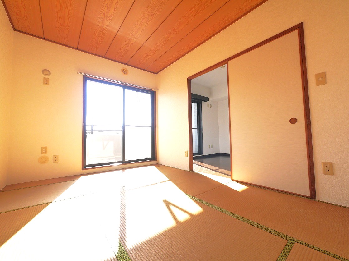 2WAYに使える6帖の和室。ふすまを開ければリビングと一体に。閉じれば独立した和室に。お客様の宿泊にも対応できる頼もしい空間です。