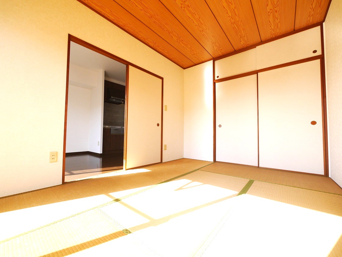 ダイニング隣の6帖の和室は、趣ある安らぎ空間。来訪時や家事スペースとしても重宝します