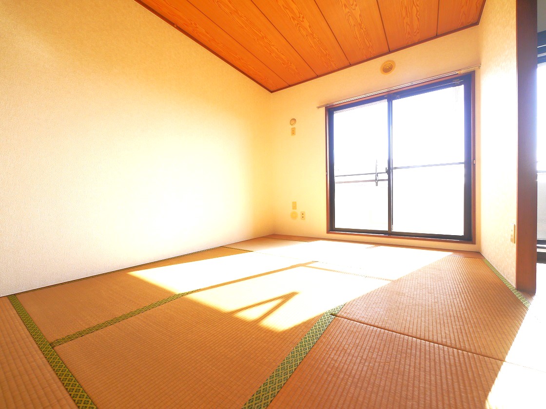 採光の良い6帖の和室はのんびりと寛げる空間