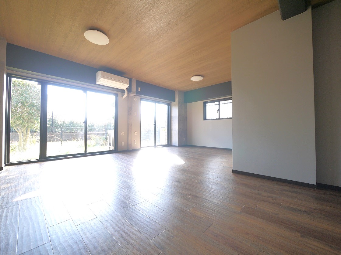 ご家族みんながゆったりくつろげる広々リビングです