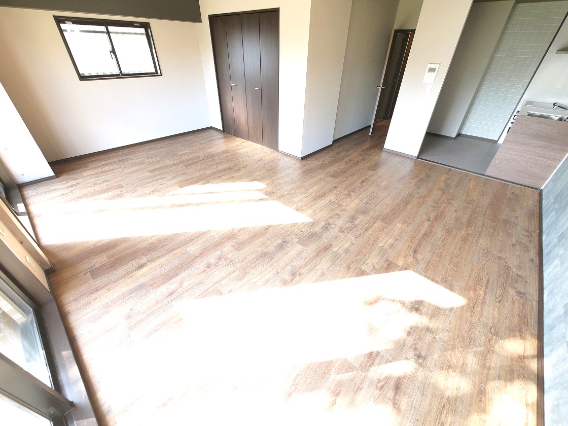 明るい陽差しが降り注ぐリビング ゆとりあふれる室内空間が心地よい暮らしを実現