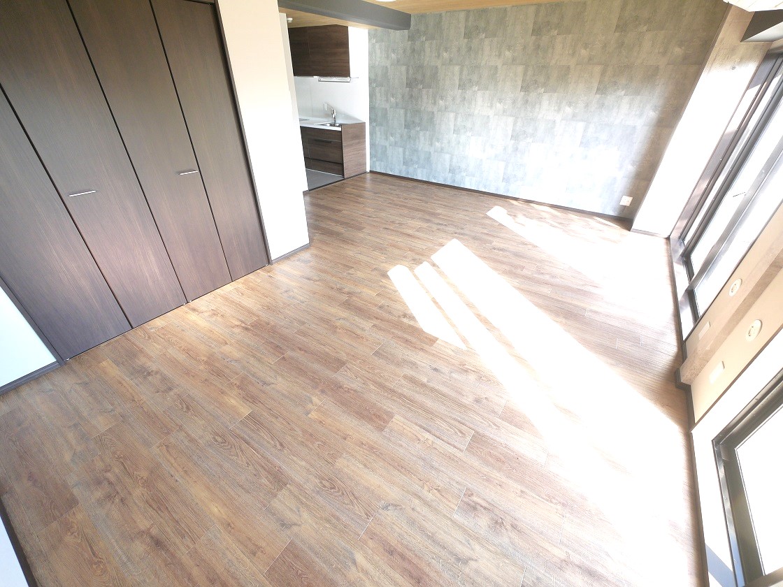 光と風がはいりこむ贅沢なゆとり空間。思わず裸足で歩きたくなるリビングです