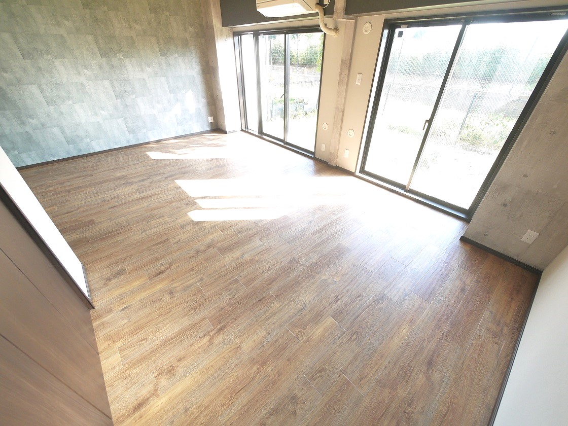 南からの陽光で、リビングが陽だまりの暖かさ、さらに爽やかな風も満喫