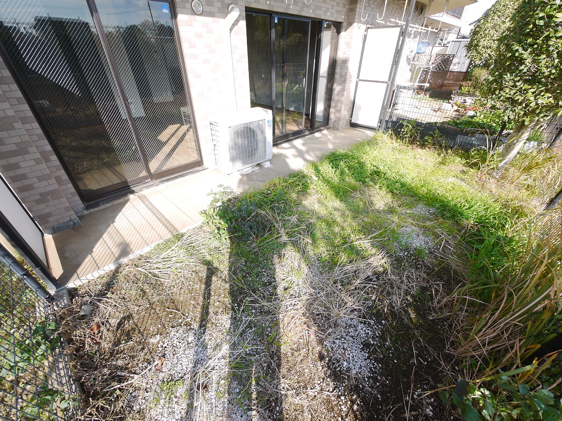 広々リビングから庭を眺めるゆとりの生活を